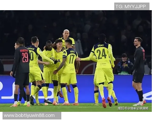 差点出事!热刺后场出球被断,勒温得球后扫射高出横梁 差点出事!热刺后场出球被断,勒温得球后扫射高出横梁