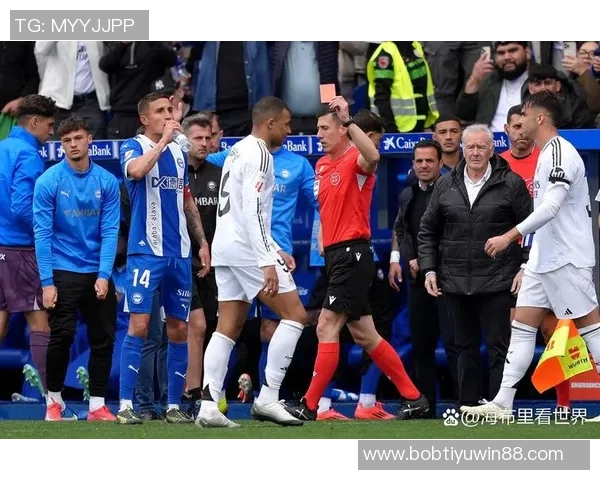 姆巴佩场边怒斥裁判四官要求专注比赛不应分心他人