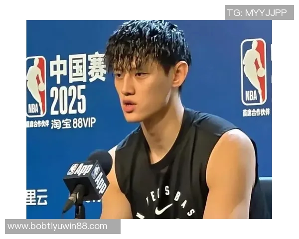 曾凡博全力以赴抢断狄龙皮球倒地争抢引发犯规争议