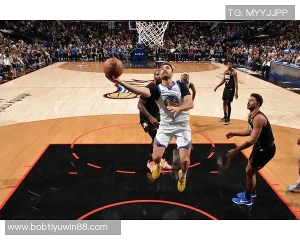 温情瞬间斯潘塞兄弟对决引发勇士灰熊球员教练球迷共鸣欢笑