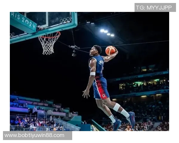 爱德华兹表现平平半场11投仅4中收获10分2篮板并有2次失误